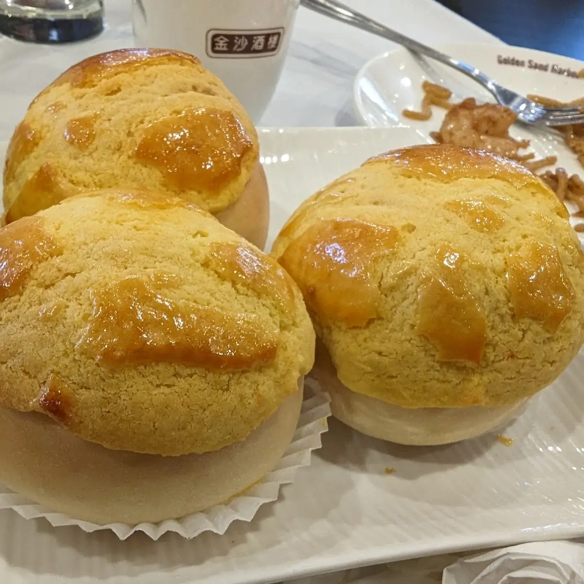 菠蘿奶黄包 baked egg custard bun